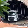 Vídeo: trio elétrico fica preso em saída de túnel em Salvador - Imagem