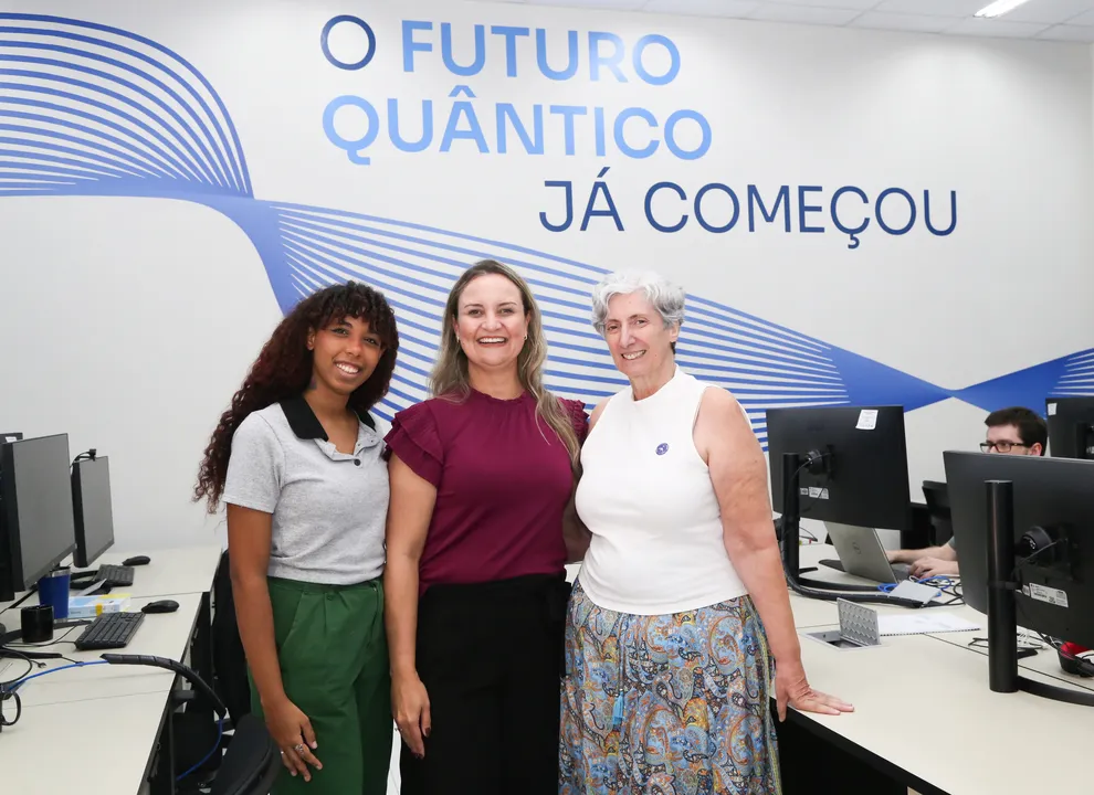 A estudante Juliana Pitanga,  Josiane Dantas, vice-reitora do Senai Cimatec, e a professora Valéria Loureiro