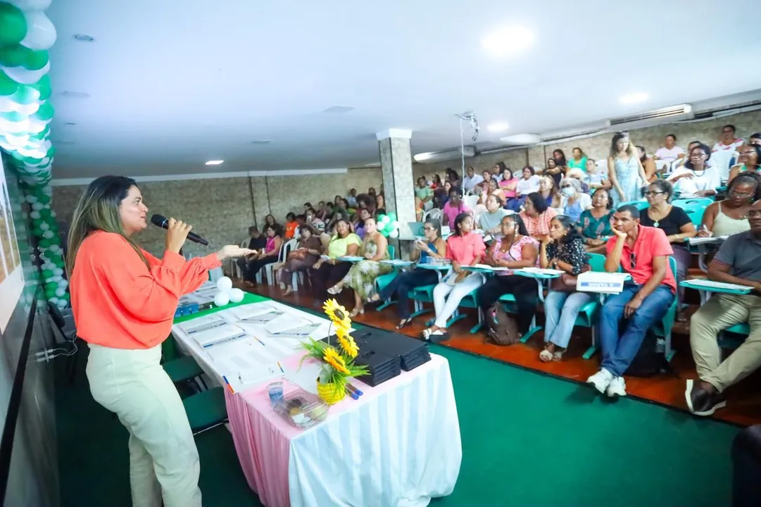 Berta Cunha promovendo formação continuada