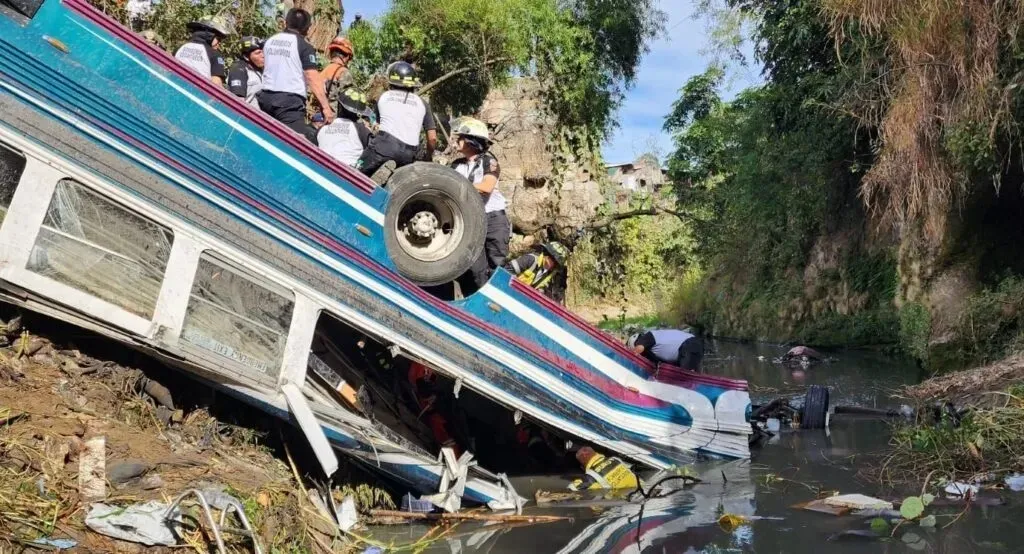 Passageiros feridos, vários em estado grave, foram levados a hospitais próximos ao local do acidente