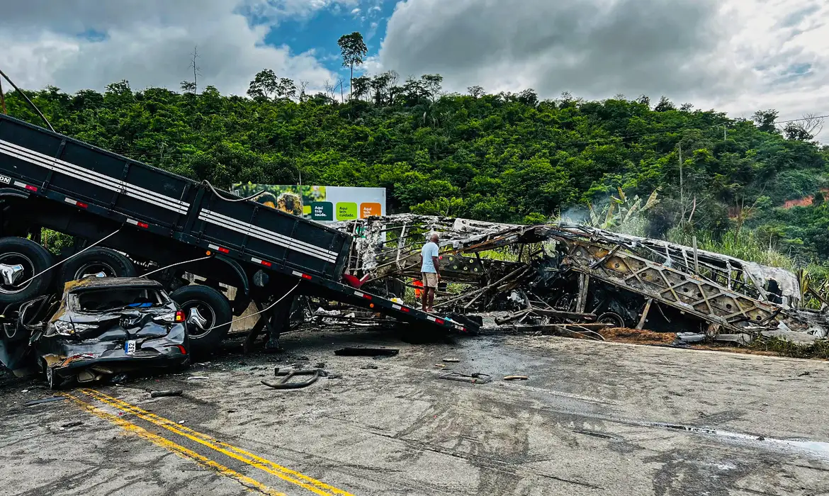 Veículo colidiu com um carro e uma carreta no Km 286 da BR-116,