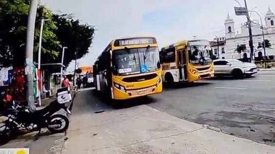 Acidente teria ocorrido devido a um desnível em um buraco presente na pista