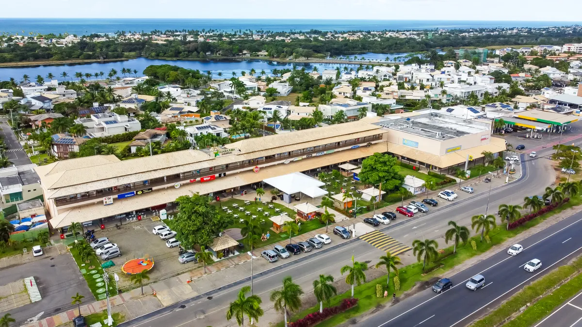 O Guarajuba Shopping foi o primeiro grande centro comercial do local e é referência no bairro