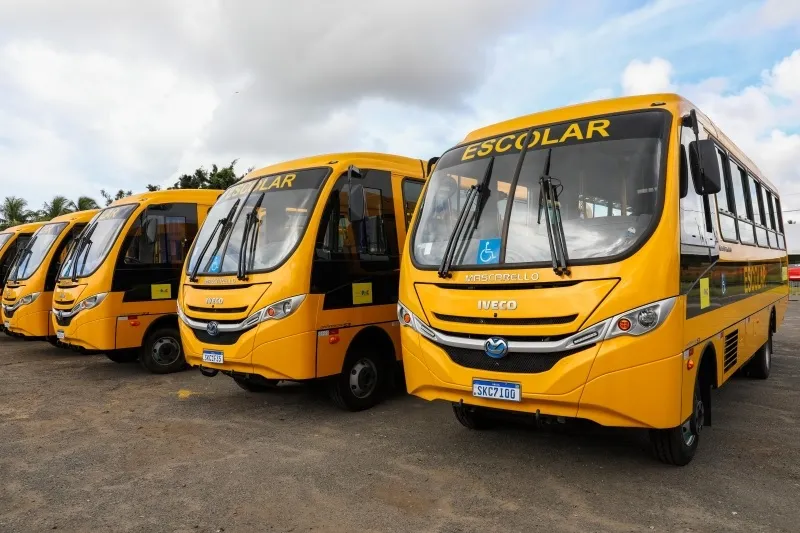 Transporte gratuito permite que alunos cheguem à escola em segurança