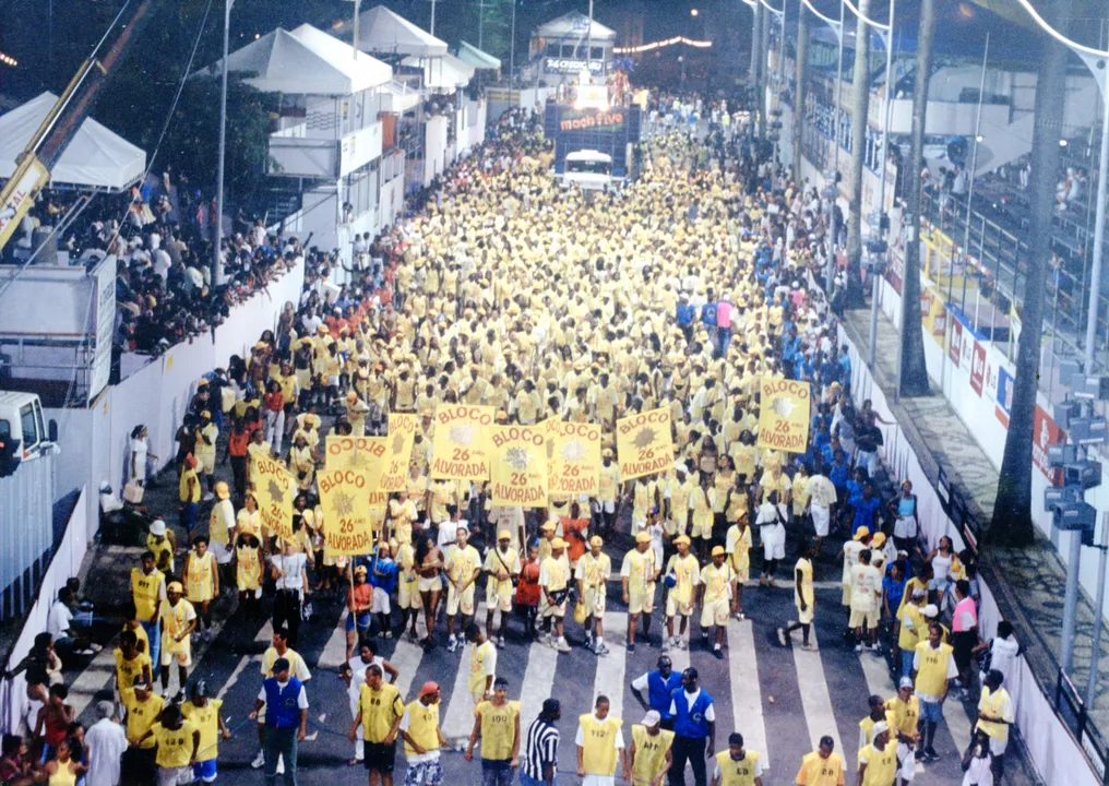 Desfile do Alvorada em 2003, quando o bloco já saia com trio elétrico e abadá