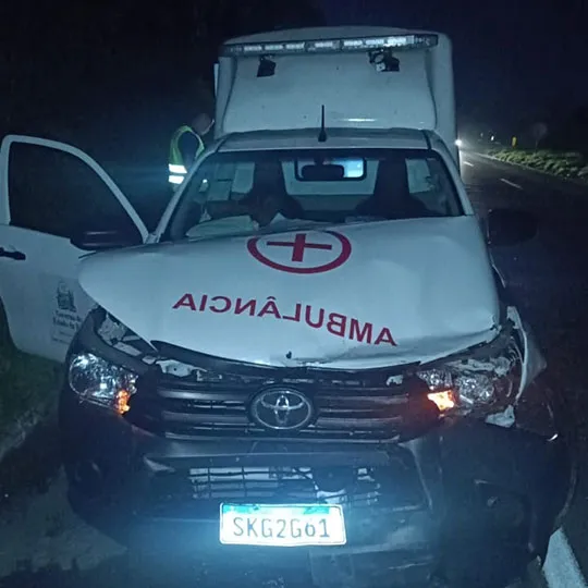 Ambulância teria batido na traseira do automóvel, na BR-324, altura de Candeias