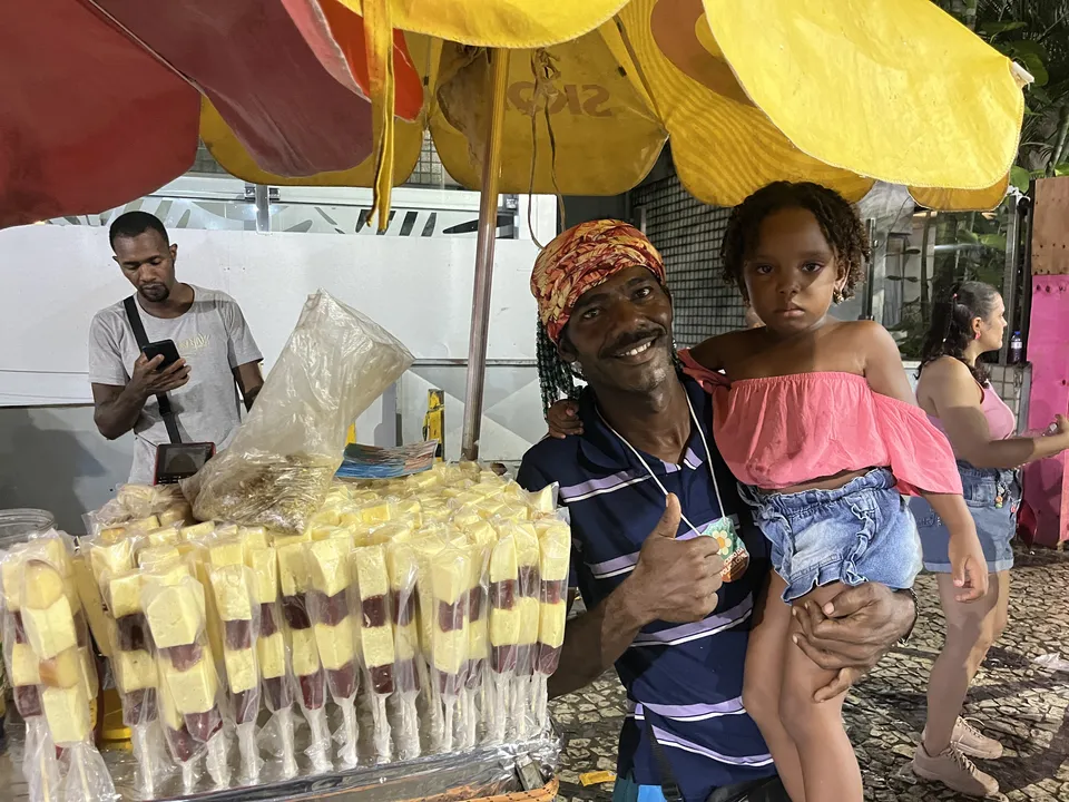 Alex de Oliveira Nogueira com sua filha no circuito Campo Grande