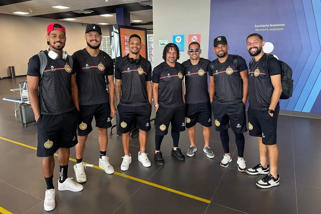 Jogadores da Juazeirense durante embarque da delegação