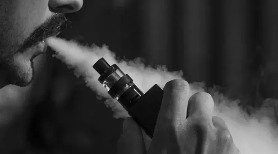 Foram identificadas mais de 1800 páginas ou anúncios ilegais relacionados a cigarros eletrônicos
