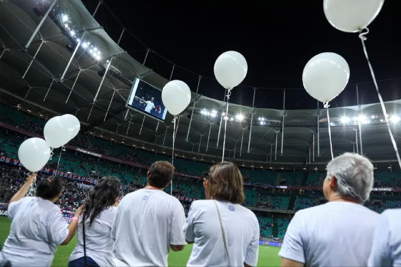 Amigos, familiares e torcedores acompanharam a homenagem na beira do gramado