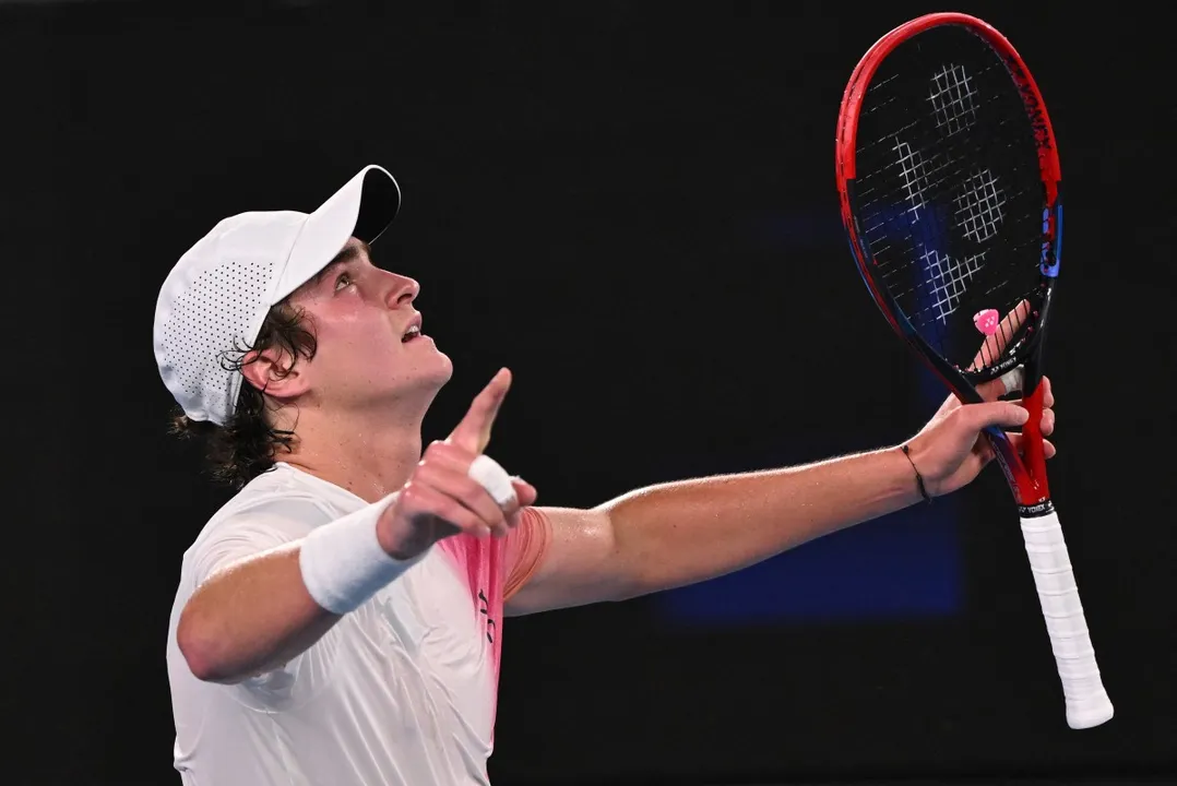 João Fonseca celebra vitória sobre o russo Rublev