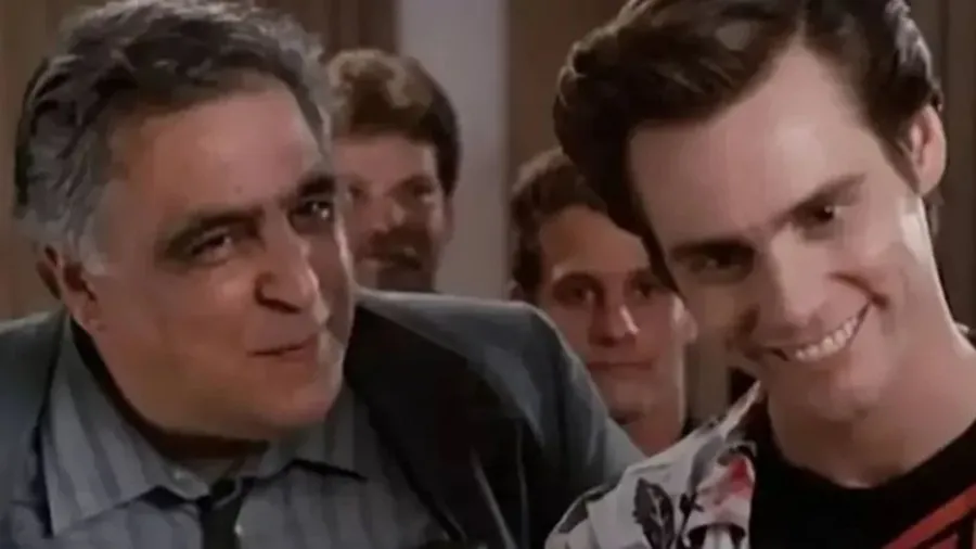 John Capodice e Jim Carrey em ‘Ace Ventura’