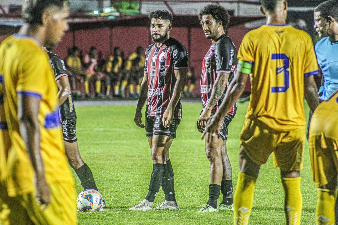 Atlético de Alagoinhas e Colo-Colo durante a primeira rodada do Baianão