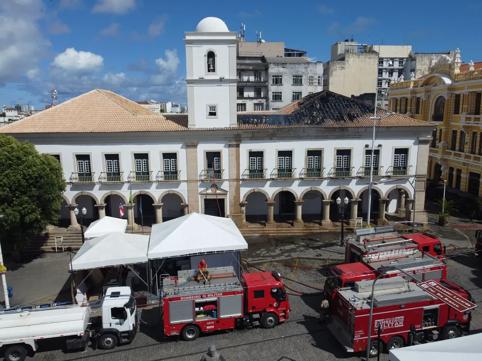 Bombeiros atuaram para debelar chamas no teto de setor da Câmara Municipal de Salvador