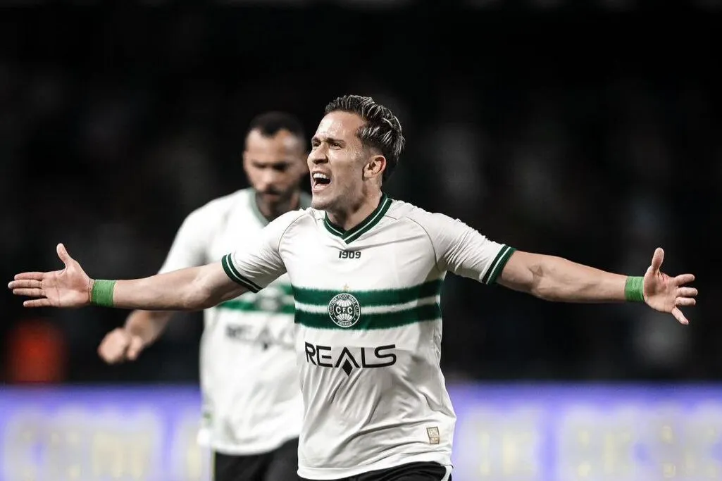 Matheus Frizzo em ação pelo Coritiba, clube que defendeu em 2024