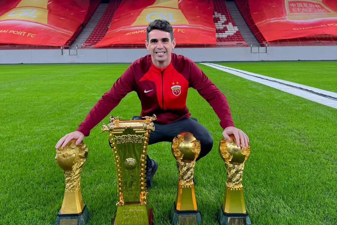 Oscar posa com troféus conquistados na China