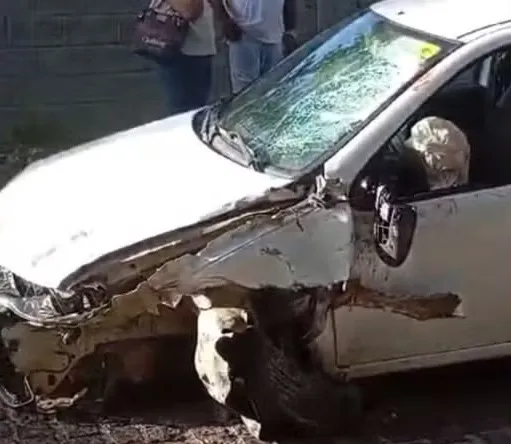 Carro colidiu em uma moto