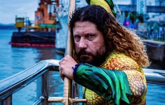 Imagem ilustrativa da imagem 'Aquaman do Guarujá' tem gastroenterite após mergulho no mar