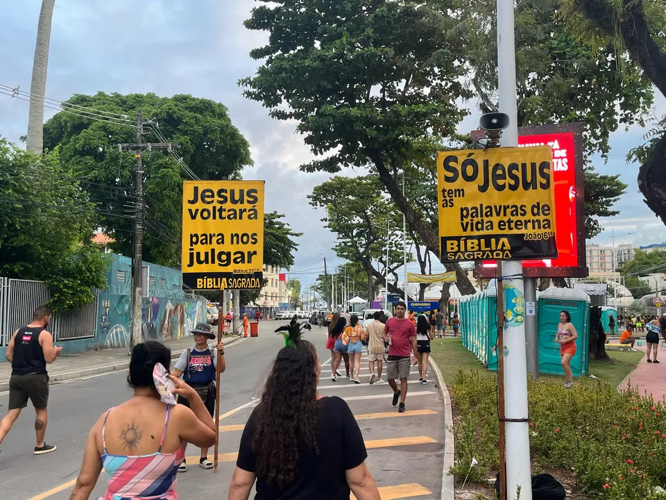 Missionários levam fé aos foliões em Salvador