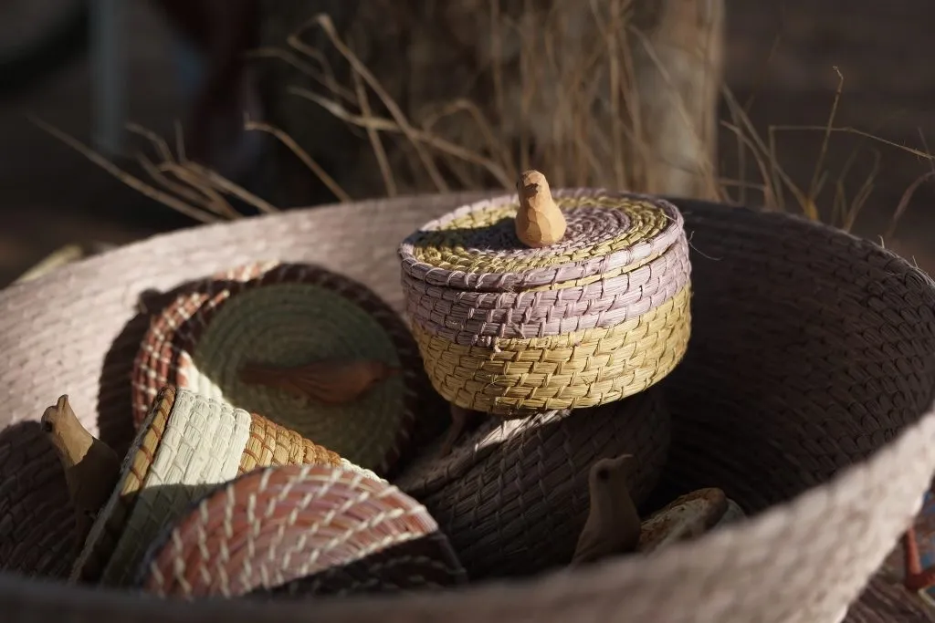 Palha é usada para produção de bolsas, mini porta-joias, cesta de frutas, bowls e sousplat