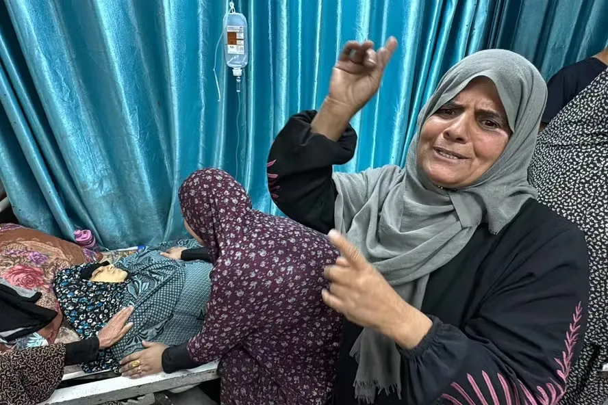 Palestinos em hospital Kamal Adwan, no norte de Gaza