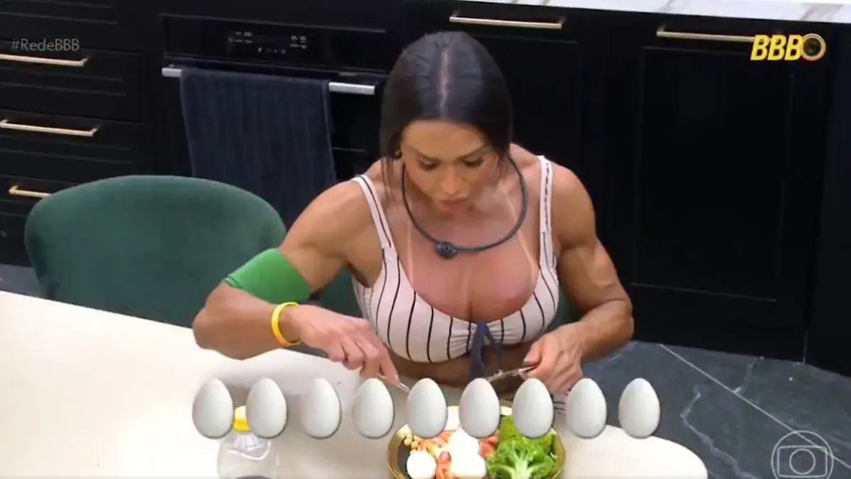 Gracyanne Barbosa apareceu comendo frango cru