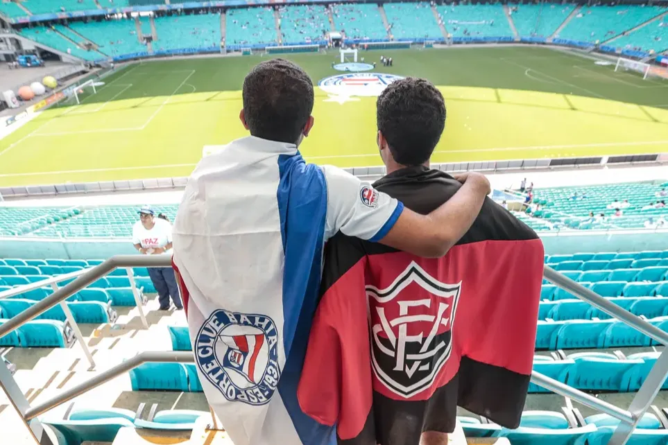 Torcidas de Bahia e Vitória nos estádios