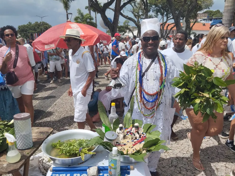 Babalorixá Pai Roberto de Ogum falou sobre os banhos de arroz, folhas e alfazema