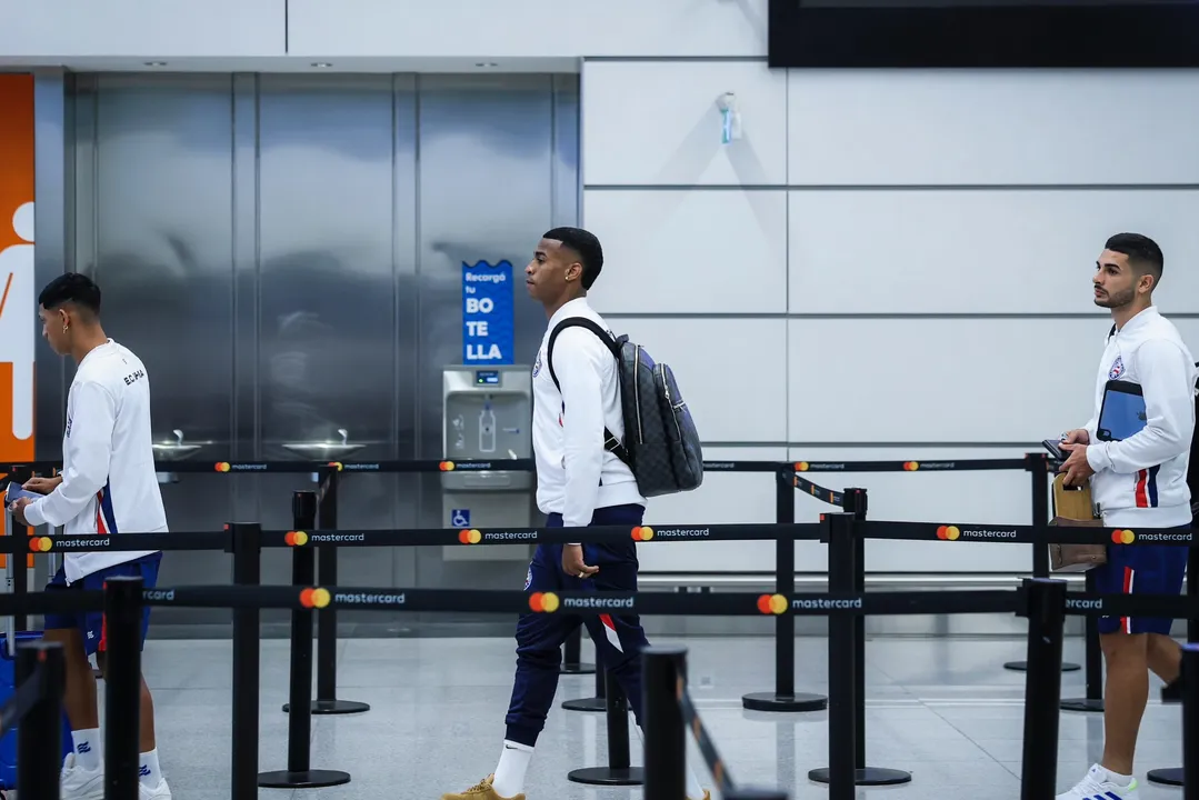 Jogadores do Bahia durante viagem para Montevidéu