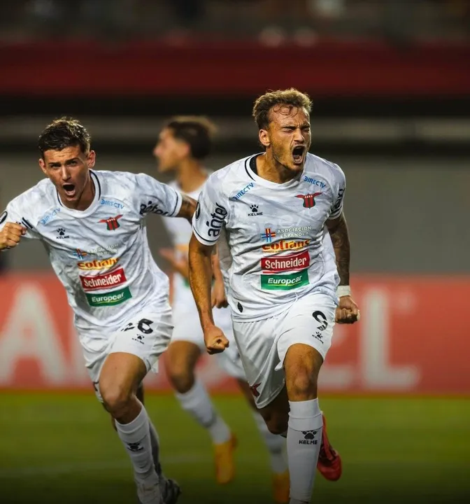 Anello comemora o gol da classificação do Boston River diante do Ñublense fora de casa