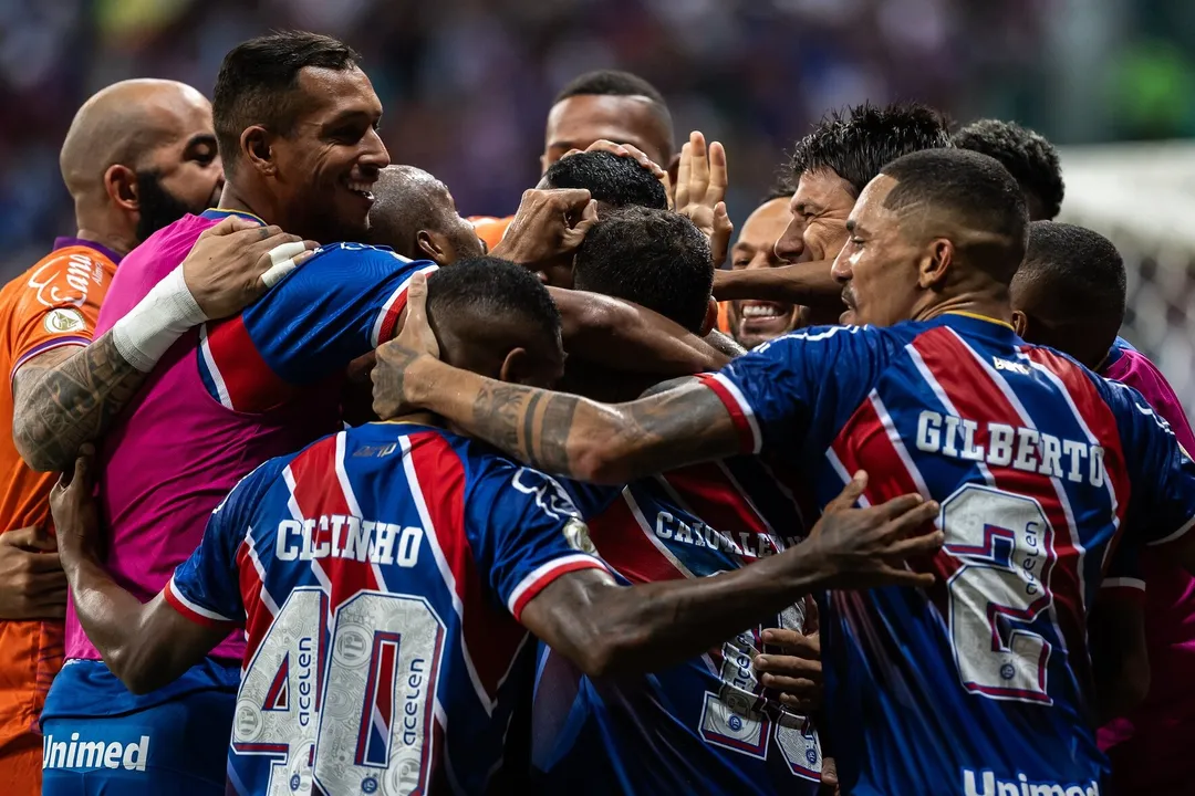 Jogadores do Bahia comemorando triunfo diante do Juventude pelo Brasileiro