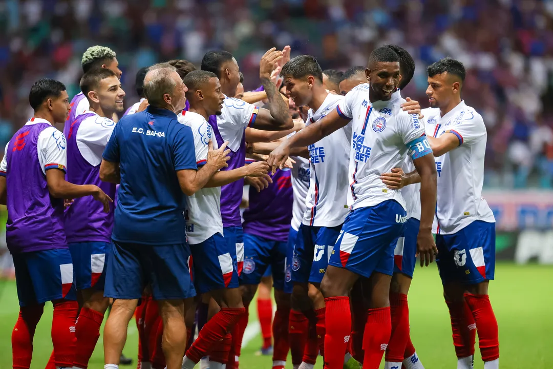 Jogadores do Bahia comemorando gol