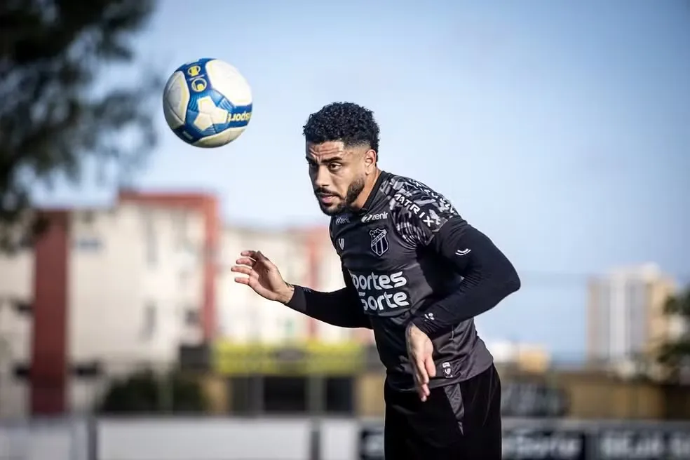 Matheus Bahia durante treino com o Ceará