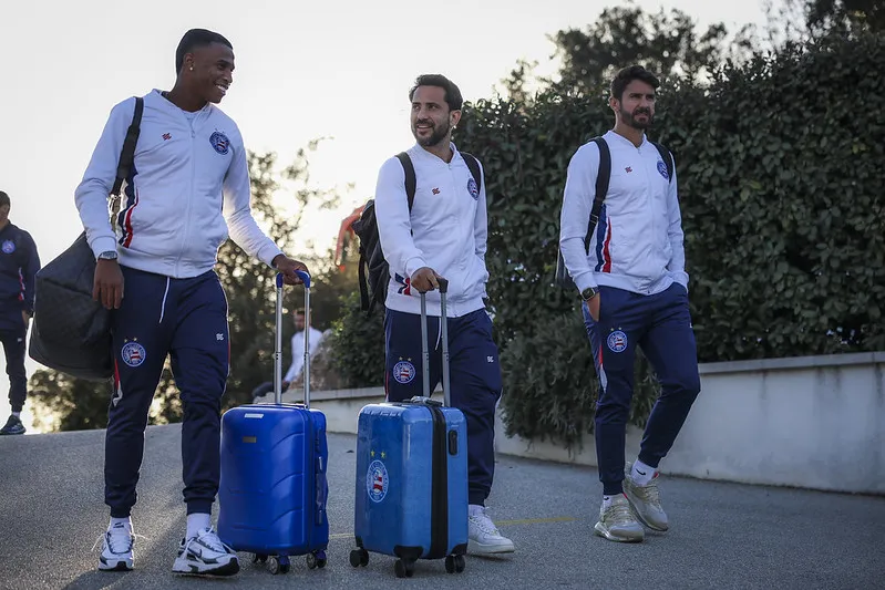 Elenco do Bahia na chegada a Girona