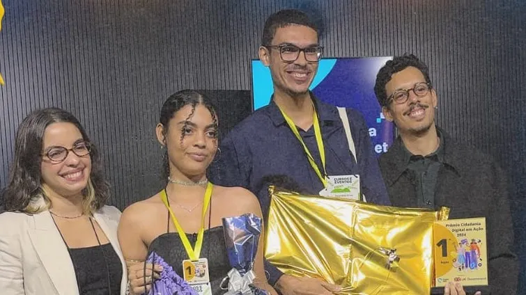 Professor Reginaldo (camisa azul) e aluna Poliana (camisa preta) receberam a premiação