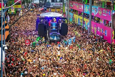 BaianaSystem e seus fãs no Carnaval de Salvador