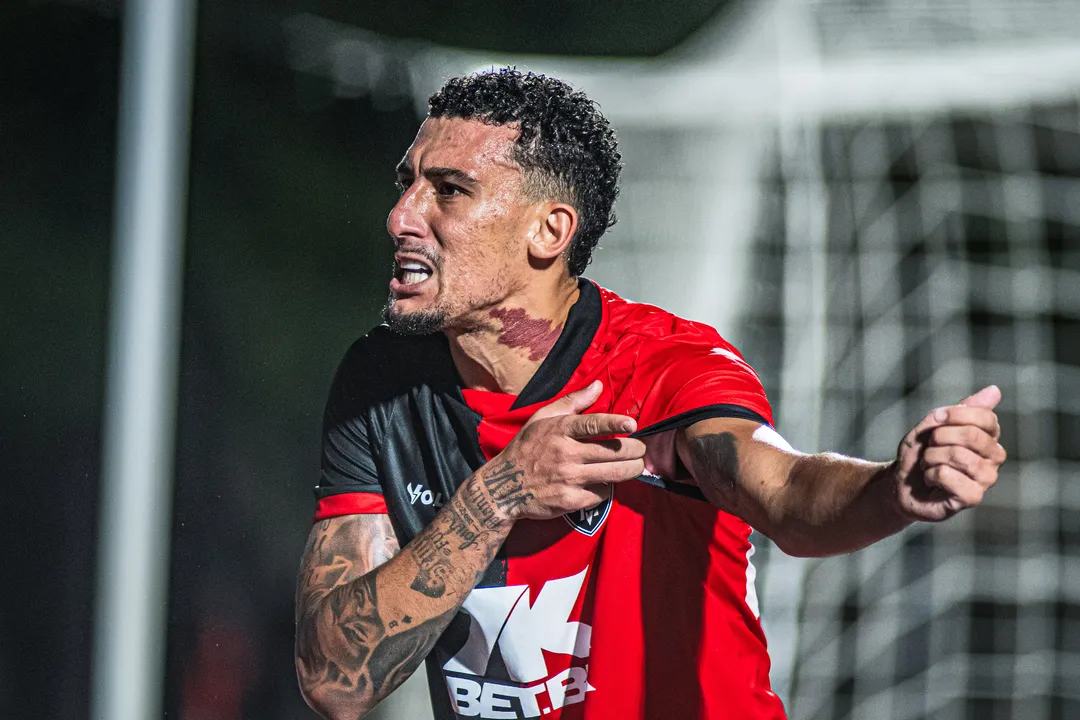 Baralhas comemora seu primeiro gol com a camisa do Vitória e dedica a filha Giulia