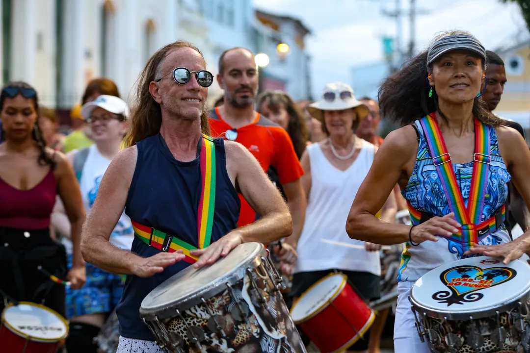 Tambores do Mundo desfilando no Carnaval