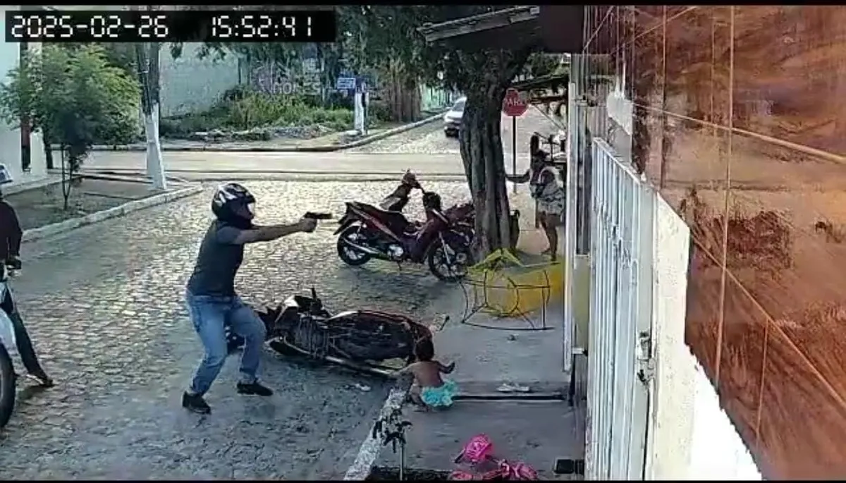 Criança fica "esquecida" na calçada durante tiroteio