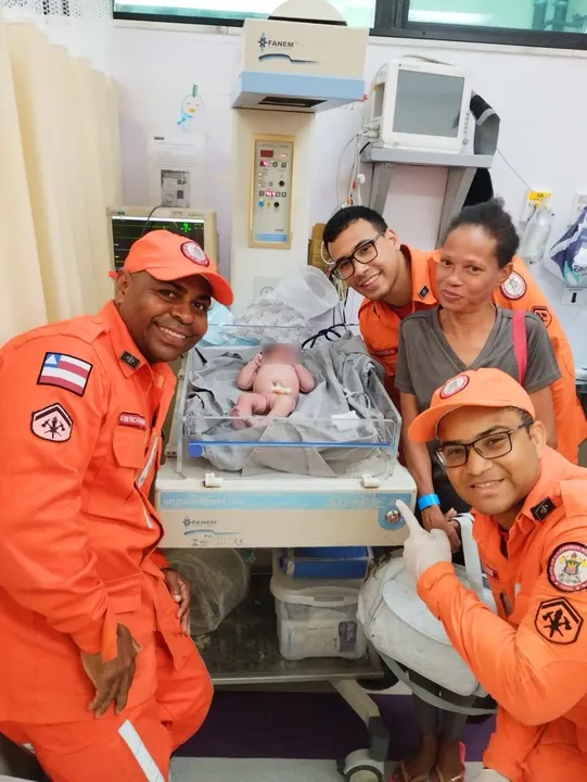 Imagem ilustrativa da imagem Bebê nasce dentro de ambulância, em Salvador: "O que era necessário"