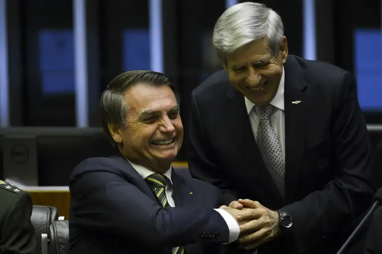 Ex-presidente Jair Bolsonaro ao lado do ex-ministro Augusto Heleno