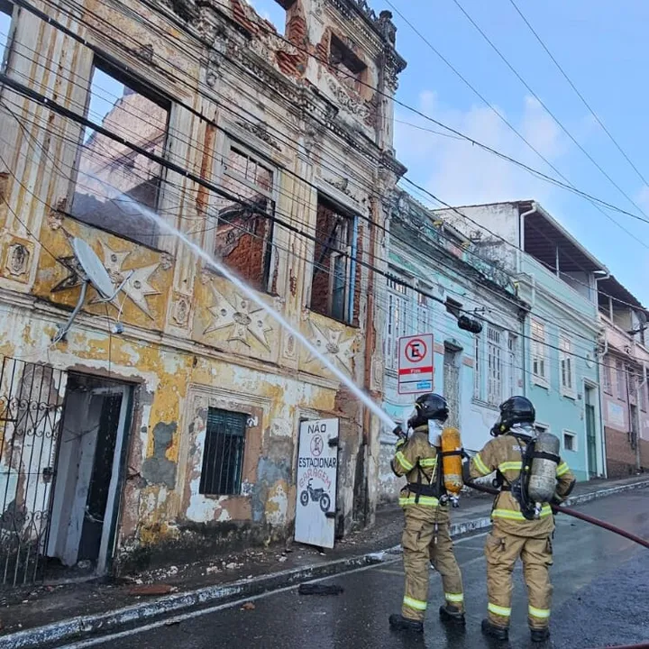 O incêndio foi contido por volta das 21h40