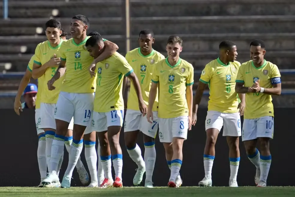 Jogadores do Brasil comemorando