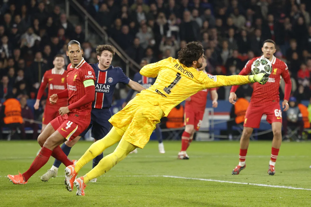 Alisson em partida contra o PSG