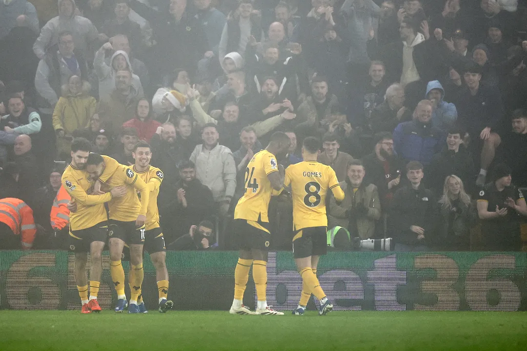 Jogadores do Wolverhampton comemorando gol olímpico de Matheus Cunha