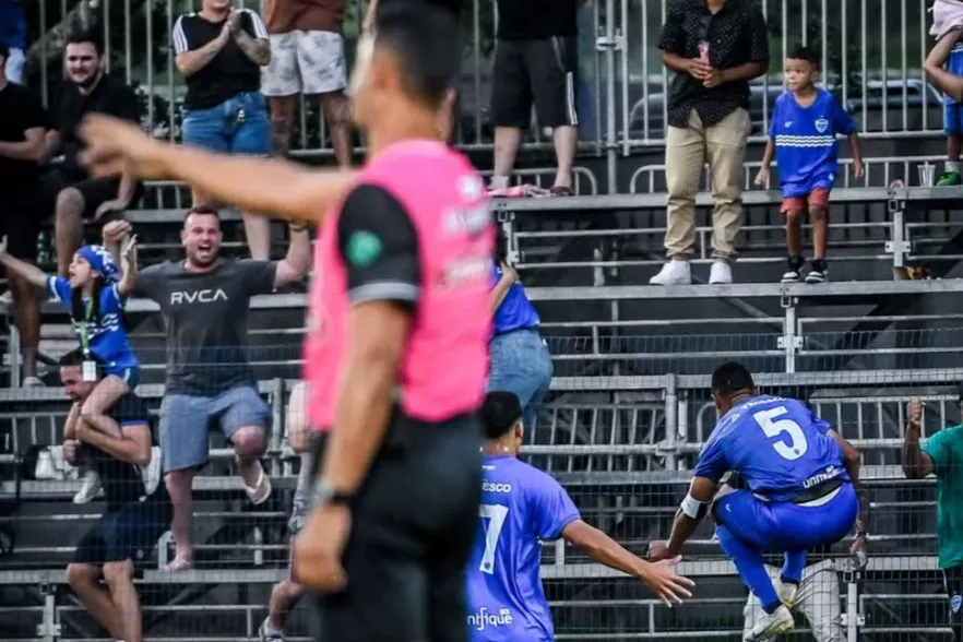 Momento em que Bráulio da Silva Machado aponta o centro do campo no gol do Barra