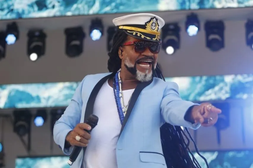 Carlinhos Brown comandou a Enxaguada de Yemanjá neste domingo, 2