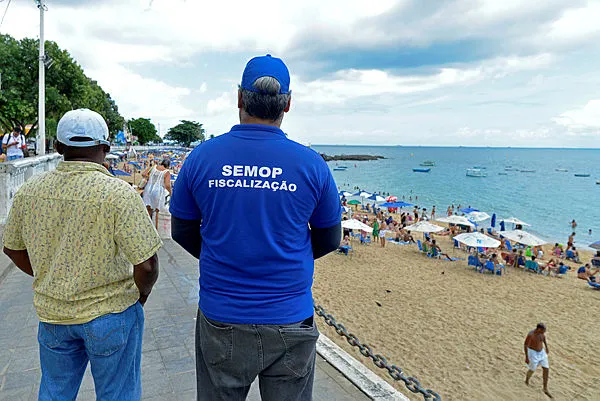 Ambulantes seguem regra e recolocam cadeiras na praia do Porto da Barra