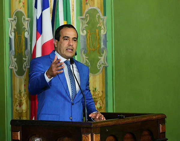 Bruno Reis (União Brasil) discursando no púlpito da Câmara Municipal de Salvador (CMS)