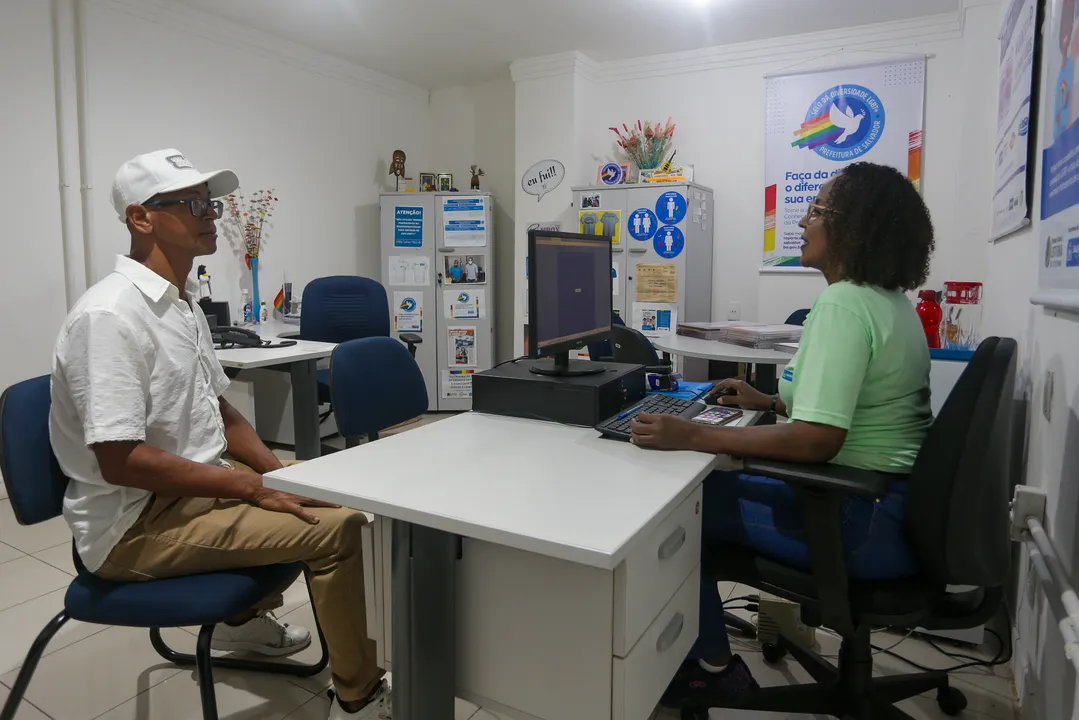 Pessoas que moram sozinhas enfrentam crises na gestão de despesas e o risco de isolamento social
